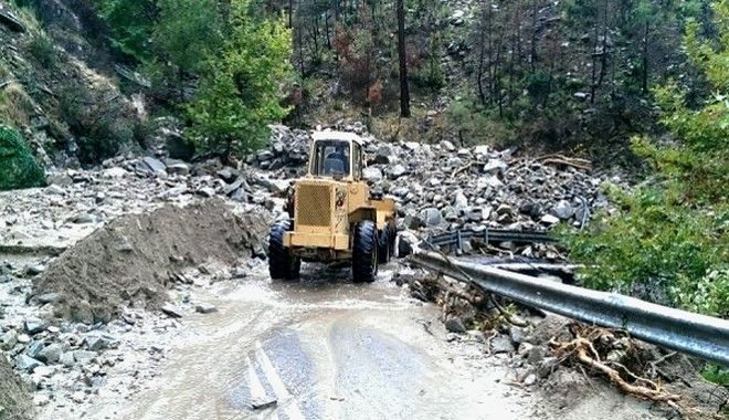 Πλημμύρες και καταστροφές στη Θάσο: Απεγκλωβίστηκαν προσκυνητές από μοναστήρι (βίντεο)